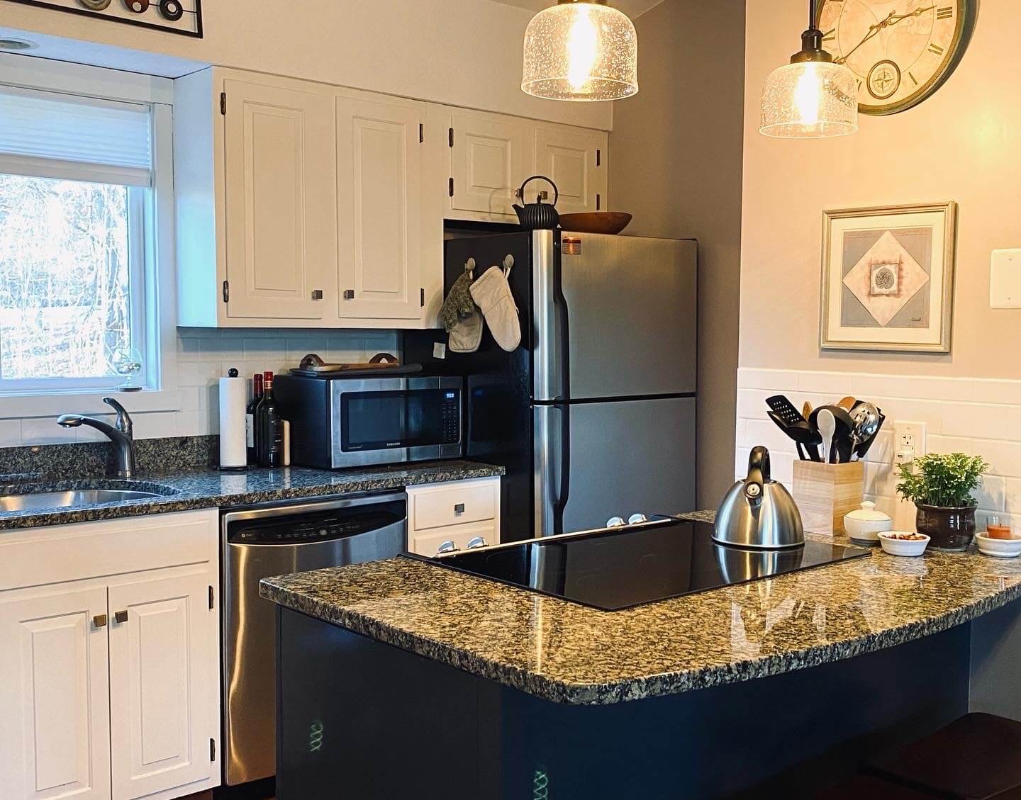 Windfall fully equipped kitchen with granite island