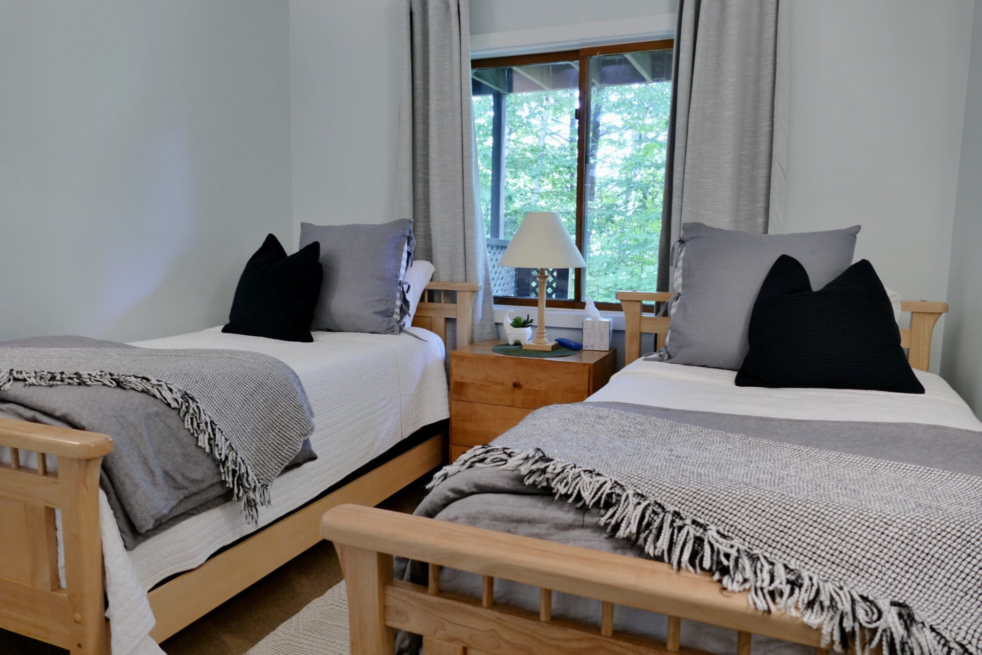 Second bedroom with two twin beds